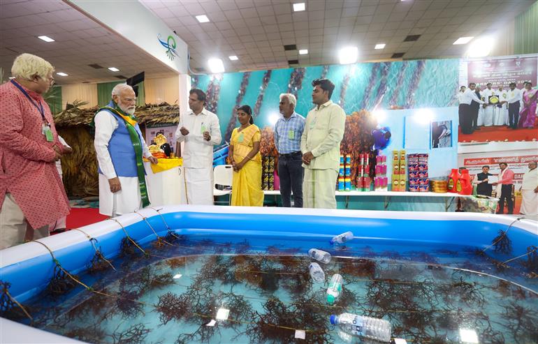 प्रधानमंत्री श्री नरेन्द्र मोदी ने 19 नवंबर, 2025 को तमिलनाडु के कोयंबटूर में दक्षिण भारत प्राकृतिक कृषि शिखर सम्मेलन 2025 के उद्घाटन के दौरान एक प्रदर्शनी का दौरा किया और किसानों से बातचीत की।