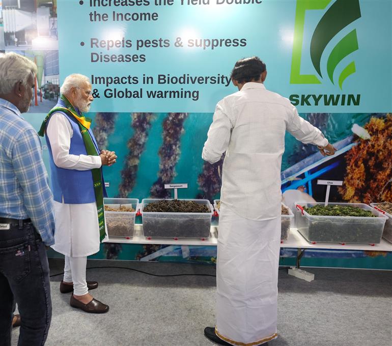प्रधानमंत्री श्री नरेन्द्र मोदी ने 19 नवंबर, 2025 को तमिलनाडु के कोयंबटूर में दक्षिण भारत प्राकृतिक कृषि शिखर सम्मेलन 2025 के उद्घाटन के दौरान एक प्रदर्शनी का दौरा किया और किसानों से बातचीत की।