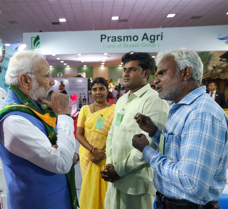 प्रधानमंत्री श्री नरेन्द्र मोदी ने 19 नवंबर, 2025 को तमिलनाडु के कोयंबटूर में दक्षिण भारत प्राकृतिक कृषि शिखर सम्मेलन 2025 के उद्घाटन के दौरान एक प्रदर्शनी का दौरा किया और किसानों से बातचीत की।