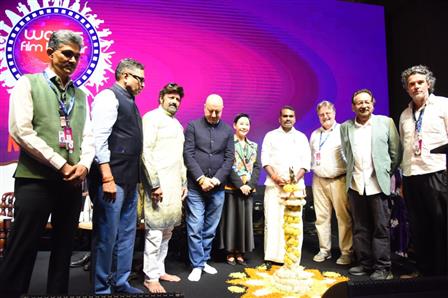 सूचना एवं प्रसारण राज्य मंत्री डॉ. एल. मुरुगन, सचिव संजय जाजू और अभिनेता बालकृष्ण और अनुपम खेर के साथ 20 नवंबर, 2025 को गोवा के पणजी में 56वें भारतीय अंतर्राष्ट्रीय फिल्म महोत्सव में वेव्स फिल्म बाजार 2025 का उद्घाटन करते हुए।