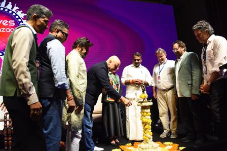 सूचना एवं प्रसारण राज्य मंत्री डॉ. एल. मुरुगन, सचिव संजय जाजू और अभिनेता बालकृष्ण और अनुपम खेर के साथ 20 नवंबर, 2025 को गोवा के पणजी में 56वें भारतीय अंतर्राष्ट्रीय फिल्म महोत्सव में वेव्स फिल्म बाजार 2025 का उद्घाटन करते हुए।