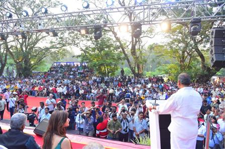 सूचना एवं प्रसारण राज्य मंत्री डॉ. एल. मुरुगन 20 नवंबर, 2025 को गोवा के पणजी में 56वें ​​भारतीय अंतर्राष्ट्रीय फिल्म महोत्सव की ग्रैंड इफ्फी परेड में लोगों को संबोधित करते हुए।