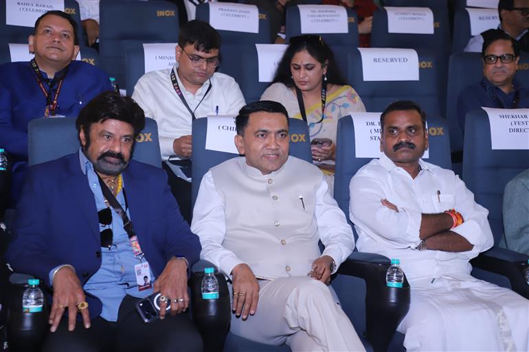 गोवा के मुख्यमंत्री श्री प्रमोद सावंत और केन्द्रीय सूचना एवं प्रसारण राज्य मंत्री डॉ. एल मुरुगन 21 नवंबर, 2025 को गोवा में फिल्म "द ब्लू ट्रेल" के इंडियन प्रीमियर के अवसर पर उपस्थित हैं।