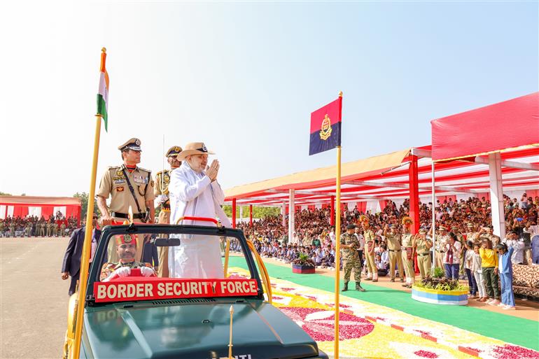 केंद्रीय गृह एवं सहकारिता मंत्री श्री अमित शाह 21 नवंबर, 2025 को गुजरात के भुज में सीमा सुरक्षा बल के हीरक जयंती समारोह के दौरान गार्ड ऑफ ऑनर का निरीक्षण करते हुए।