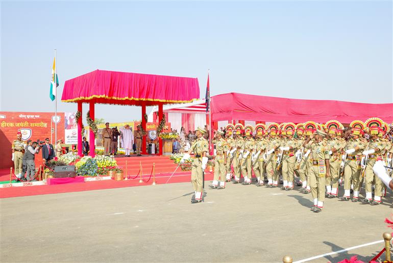 केंद्रीय गृह एवं सहकारिता मंत्री श्री अमित शाह 21 नवंबर, 2025 को गुजरात के भुज में सीमा सुरक्षा बल के हीरक जयंती समारोह के दौरान गार्ड ऑफ ऑनर का निरीक्षण करते हुए।