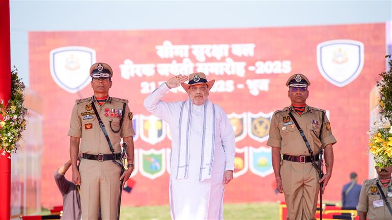 केंद्रीय गृह एवं सहकारिता मंत्री श्री अमित शाह 21 नवंबर, 2025 को गुजरात के भुज में सीमा सुरक्षा बल के हीरक जयंती समारोह के दौरान गार्ड ऑफ ऑनर का निरीक्षण करते हुए।