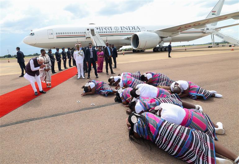 प्रधानमंत्री श्री नरेन्द्र मोदी 21 नवंबर, 2025 को 20वें जी-20 लीडर्स समिट में भाग लेने के लिए दक्षिण अफ्रीका के जोहान्सबर्ग पहुंचे।:Prime Minister's Office प्रधानमंत्री श्री नरेन्द्र मोदी 21 नवंबर, 2025 को 20वें जी-20 लीडर्स समिट में भाग लेने के लिए दक्षिण अफ्रीका के जोहान्सबर्ग पहुंचे।:Prime Minister