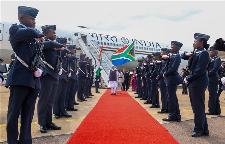 प्रधानमंत्री श्री नरेन्द्र मोदी 21 नवंबर, 2025 को 20वें जी-20 लीडर्स समिट में भाग लेने के लिए दक्षिण अफ्रीका के जोहान्सबर्ग पहुंचे।:Prime Minister's Office प्रधानमंत्री श्री नरेन्द्र मोदी 21 नवंबर, 2025 को 20वें जी-20 लीडर्स समिट में भाग लेने के लिए दक्षिण अफ्रीका के जोहान्सबर्ग पहुंचे।:Prime Minister