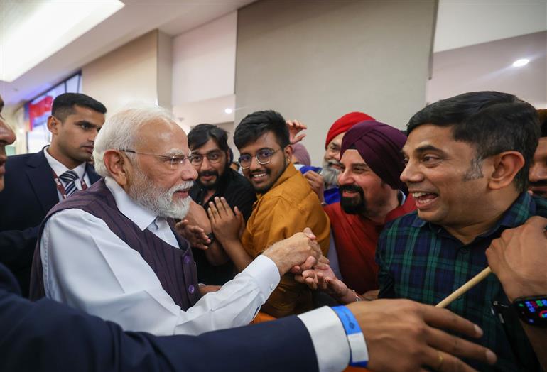 प्रधानमंत्री श्री नरेन्द्र मोदी का 21 नवंबर, 2025 को दक्षिण अफ्रीका के जोहान्सबर्ग स्थित होटल में भारतीय समुदाय ने उत्साह के साथ स्वागत किया।:Prime Minister's Office प्रधानमंत्री श्री नरेन्द्र मोदी का 21 नवंबर, 2025 को दक्षिण अफ्रीका के जोहान्सबर्ग स्थित होटल में भारतीय समुदाय ने उत्साह के साथ स्वागत किया।:Prime Minister