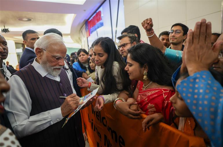 प्रधानमंत्री श्री नरेन्द्र मोदी का 21 नवंबर, 2025 को दक्षिण अफ्रीका के जोहान्सबर्ग स्थित होटल में भारतीय समुदाय ने उत्साह के साथ स्वागत किया।:Prime Minister's Office प्रधानमंत्री श्री नरेन्द्र मोदी का 21 नवंबर, 2025 को दक्षिण अफ्रीका के जोहान्सबर्ग स्थित होटल में भारतीय समुदाय ने उत्साह के साथ स्वागत किया।:Prime Minister