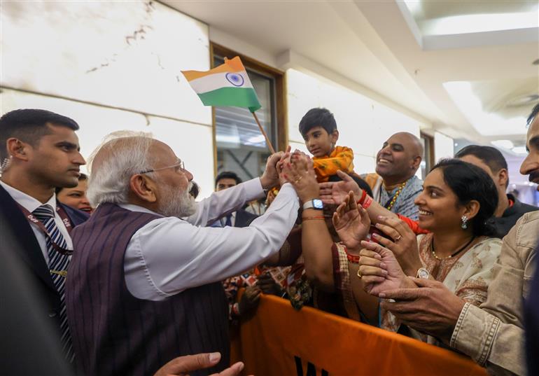 प्रधानमंत्री श्री नरेन्द्र मोदी का 21 नवंबर, 2025 को दक्षिण अफ्रीका के जोहान्सबर्ग स्थित होटल में भारतीय समुदाय ने उत्साह के साथ स्वागत किया।:Prime Minister's Office प्रधानमंत्री श्री नरेन्द्र मोदी का 21 नवंबर, 2025 को दक्षिण अफ्रीका के जोहान्सबर्ग स्थित होटल में भारतीय समुदाय ने उत्साह के साथ स्वागत किया।:Prime Minister