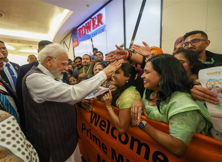 प्रधानमंत्री श्री नरेन्द्र मोदी का 21 नवंबर, 2025 को दक्षिण अफ्रीका के जोहान्सबर्ग स्थित होटल में भारतीय समुदाय ने उत्साह के साथ स्वागत किया।:Prime Minister's Office प्रधानमंत्री श्री नरेन्द्र मोदी का 21 नवंबर, 2025 को दक्षिण अफ्रीका के जोहान्सबर्ग स्थित होटल में भारतीय समुदाय ने उत्साह के साथ स्वागत किया।:Prime Minister