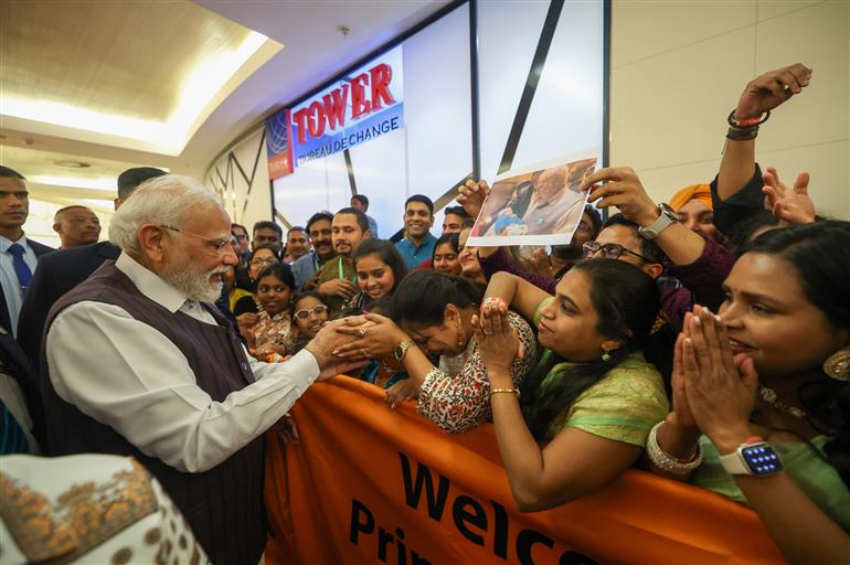 प्रधानमंत्री श्री नरेन्द्र मोदी का 21 नवंबर, 2025 को दक्षिण अफ्रीका के जोहान्सबर्ग स्थित होटल में भारतीय समुदाय ने उत्साह के साथ स्वागत किया।
:Prime Minister's Office प्रधानमंत्री श्री नरेन्द्र मोदी का 21 नवंबर, 2025 को दक्षिण अफ्रीका के जोहान्सबर्ग स्थित होटल में भारतीय समुदाय ने उत्साह के साथ स्वागत किया।
:Prime Minister