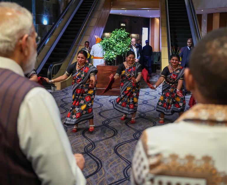 प्रधानमंत्री श्री नरेन्द्र मोदी का 21 नवंबर, 2025 को दक्षिण अफ्रीका के जोहान्सबर्ग स्थित होटल में भारतीय समुदाय ने उत्साह के साथ स्वागत किया।:Prime Minister's Office प्रधानमंत्री श्री नरेन्द्र मोदी का 21 नवंबर, 2025 को दक्षिण अफ्रीका के जोहान्सबर्ग स्थित होटल में भारतीय समुदाय ने उत्साह के साथ स्वागत किया।:Prime Minister