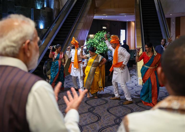 प्रधानमंत्री श्री नरेन्द्र मोदी का 21 नवंबर, 2025 को दक्षिण अफ्रीका के जोहान्सबर्ग स्थित होटल में भारतीय समुदाय ने उत्साह के साथ स्वागत किया।:Prime Minister's Office प्रधानमंत्री श्री नरेन्द्र मोदी का 21 नवंबर, 2025 को दक्षिण अफ्रीका के जोहान्सबर्ग स्थित होटल में भारतीय समुदाय ने उत्साह के साथ स्वागत किया।:Prime Minister