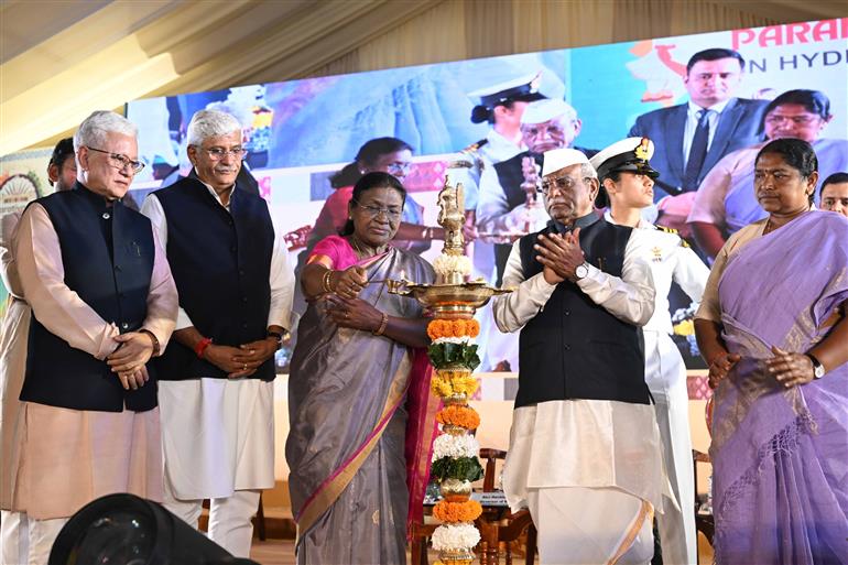 The President of India, Smt Droupadi Murmu lighting the lamp at the inauguration of the 2nd edition of Bharatiya Kala Mahotsav at Rashtrapati Nilayam, Secunderabad, in Telangana on November 21, 2025.