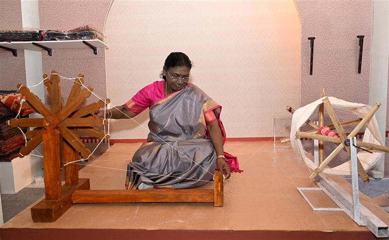 The President of India, Smt Droupadi Murmu at the inauguration of the 2nd edition of Bharatiya Kala Mahotsav at Rashtrapati Nilayam, Secunderabad, in Telangana on November 21, 2025.