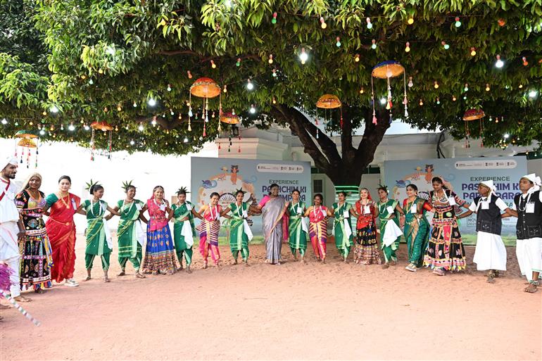 The President of India, Smt Droupadi Murmu at the inauguration of the 2nd edition of Bharatiya Kala Mahotsav at Rashtrapati Nilayam, Secunderabad, in Telangana on November 21, 2025.
