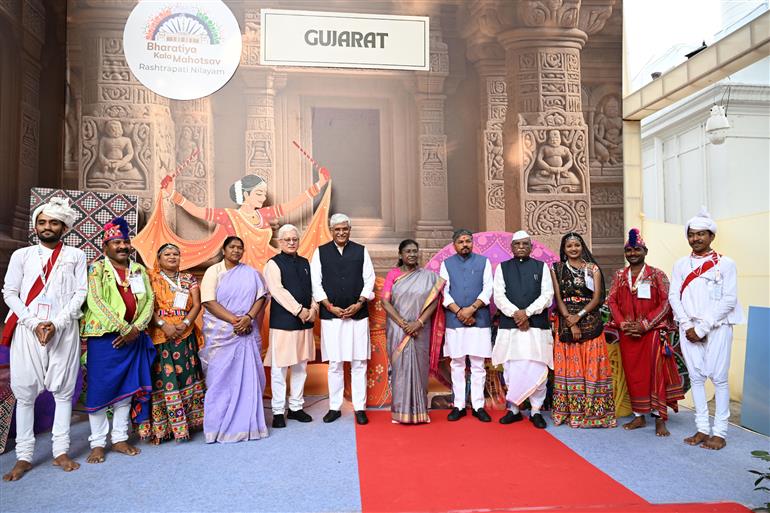 The President of India, Smt Droupadi Murmu at the inauguration of the 2nd edition of Bharatiya Kala Mahotsav at Rashtrapati Nilayam, Secunderabad, in Telangana on November 21, 2025.