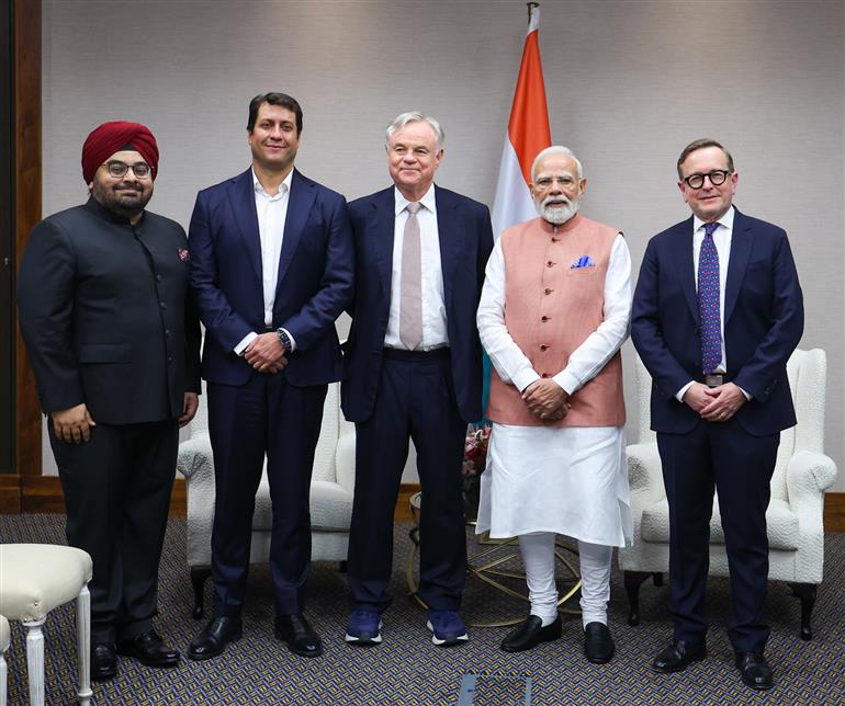 PM meets the Naspers Group Chairman, Mr. Koos Bekker and the CEO  of Prosus and Naspers, Mr. Fabricio Bloisi on the sidelines of the 20th G20 Leaders’ Summit in Johannesburg, South Africa on November 21, 2025.