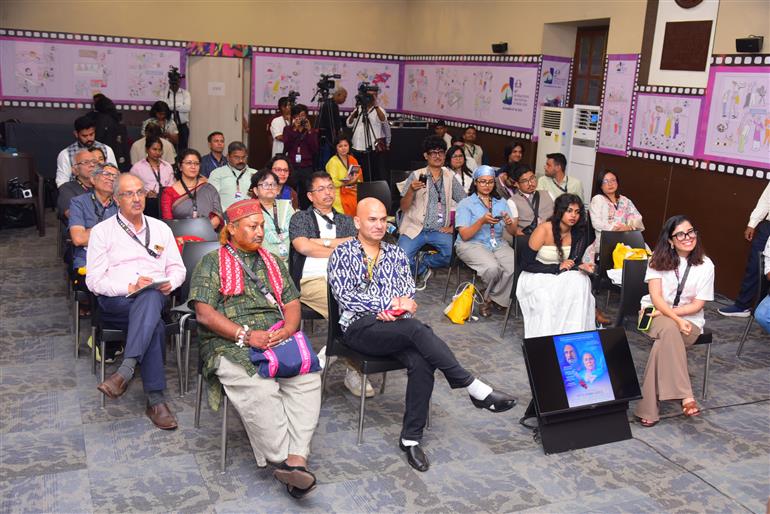 21 नवंबर, 2025 को गोवा में 56वें भारतीय अंतर्राष्ट्रीय फिल्म महोत्सव में प्रेस कॉन्फ्रेंस में फिल्म 'द ब्लू ट्रेल' के सदस्यों की झलकियां।