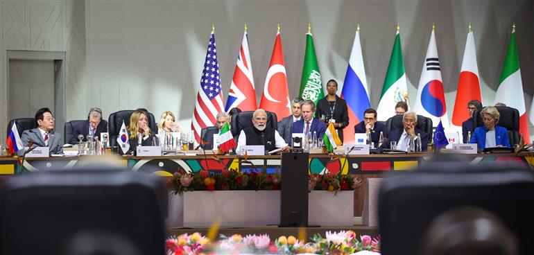 प्रधानमंत्री श्री नरेन्द्र मोदी 22 नवंबर, 2025 को दक्षिण अफ्रीका के जोहान्सबर्ग में जी-20 लीडर्स  समिट के पहले सत्र को संबोधित करते हुए।