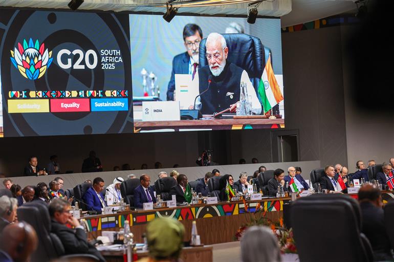 प्रधानमंत्री श्री नरेन्द्र मोदी 22 नवंबर, 2025 को दक्षिण अफ्रीका के जोहान्सबर्ग में जी-20 लीडर्स  समिट के पहले सत्र को संबोधित करते हुए।