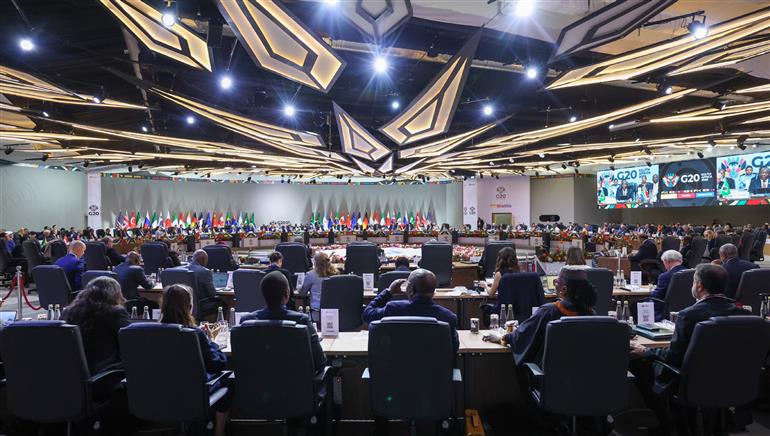 प्रधानमंत्री श्री नरेन्द्र मोदी 22 नवंबर, 2025 को दक्षिण अफ्रीका के जोहान्सबर्ग में जी-20 लीडर्स  समिट के पहले सत्र को संबोधित करते हुए।