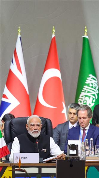 प्रधानमंत्री श्री नरेन्द्र मोदी 22 नवंबर, 2025 को दक्षिण अफ्रीका के जोहान्सबर्ग में जी-20 लीडर्स  समिट के पहले सत्र को संबोधित करते हुए।