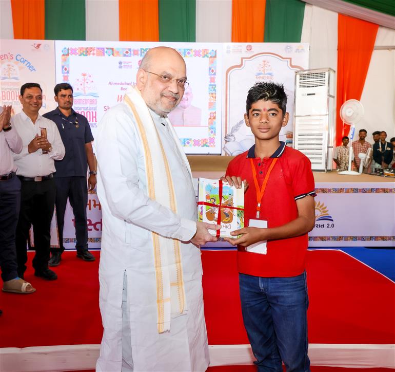 केंद्रीय गृह एवं सहकारिता मंत्री श्री अमित शाह ने 22 नवंबर, 2025 को गुजरात के अहमदाबाद में आयोजित अहमदाबाद अंतर्राष्ट्रीय पुस्तक मेले में बच्चों को किताबें बांटीं और अलग-अलग स्टॉल्स का दौरा किया।