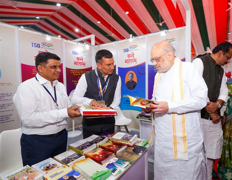 केंद्रीय गृह एवं सहकारिता मंत्री श्री अमित शाह ने 22 नवंबर, 2025 को गुजरात के अहमदाबाद में आयोजित अहमदाबाद अंतर्राष्ट्रीय पुस्तक मेले में बच्चों को किताबें बांटीं और अलग-अलग स्टॉल्स का दौरा किया।