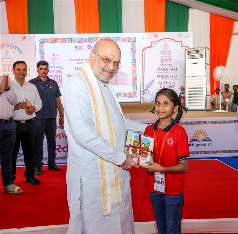 केंद्रीय गृह एवं सहकारिता मंत्री श्री अमित शाह ने 22 नवंबर, 2025 को गुजरात के अहमदाबाद में आयोजित अहमदाबाद अंतर्राष्ट्रीय पुस्तक मेले में बच्चों को किताबें बांटीं और अलग-अलग स्टॉल्स का दौरा किया।
