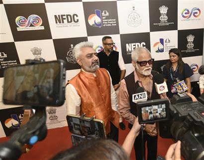 23 नवंबर, 2025 को गोवा में 56वें ​​भारतीय अंतर्राष्ट्रीय फिल्म महोत्सव के दौरान फिल्म ‘वध 2’ के रेड कार्पेट पर निर्देशक और निर्माता जसपाल सिंह संधू और अभिनेता संजय मिश्रा।