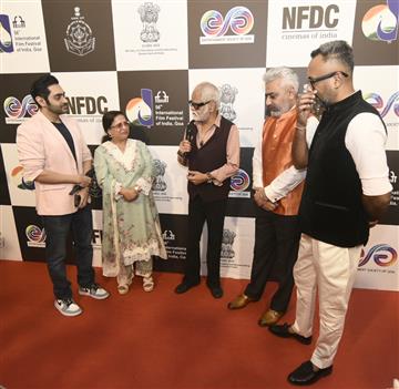 23 नवंबर, 2025 को गोवा में 56वें ​​भारतीय अंतर्राष्ट्रीय फिल्म महोत्सव के दौरान फिल्म ‘वध 2’ के रेड कार्पेट पर निर्देशक और निर्माता जसपाल सिंह संधू और अभिनेता संजय मिश्रा।