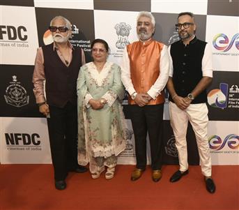 23 नवंबर, 2025 को गोवा में 56वें ​​भारतीय अंतर्राष्ट्रीय फिल्म महोत्सव के दौरान फिल्म ‘वध 2’ के रेड कार्पेट पर निर्देशक और निर्माता जसपाल सिंह संधू और अभिनेता संजय मिश्रा।