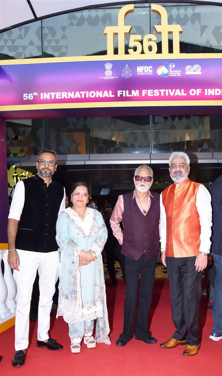 23 नवंबर, 2025 को गोवा में 56वें ​​भारतीय अंतर्राष्ट्रीय फिल्म महोत्सव के दौरान फिल्म ‘वध 2’ के रेड कार्पेट पर निर्देशक और निर्माता जसपाल सिंह संधू और अभिनेता संजय मिश्रा।