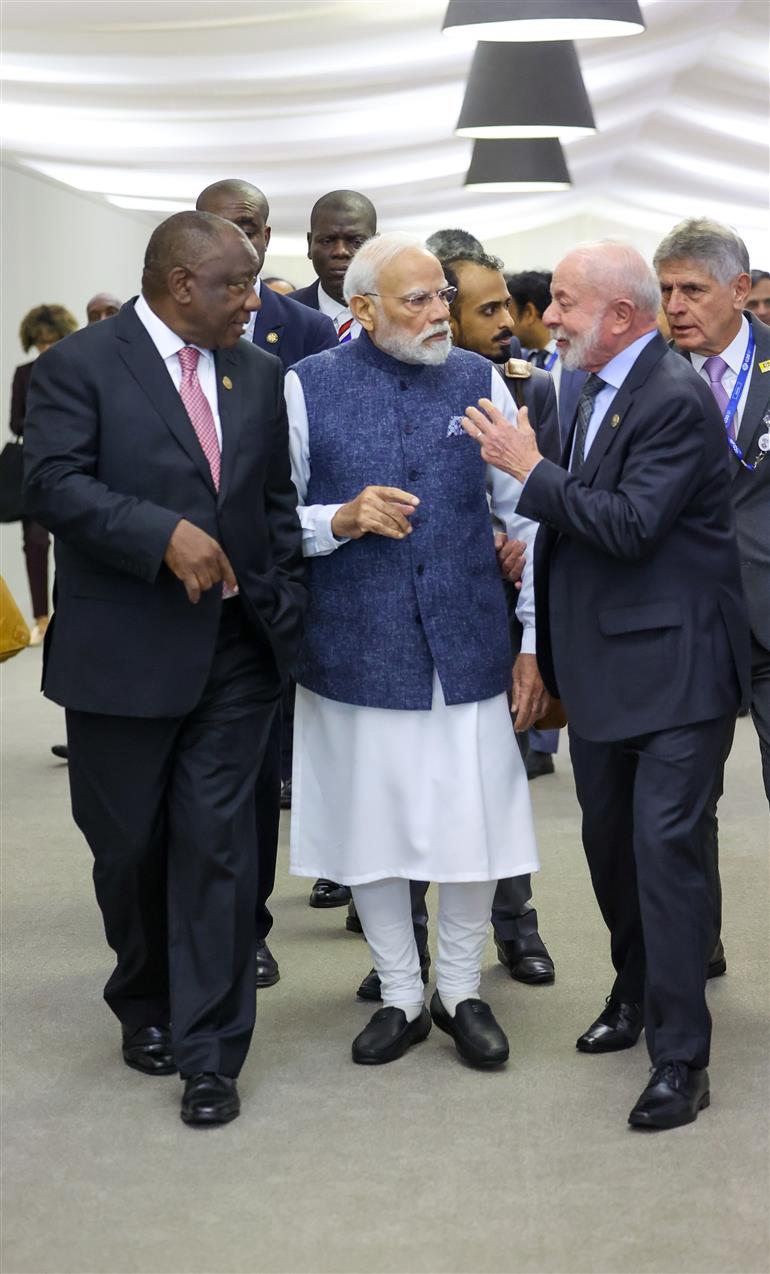 प्रधानमंत्री श्री नरेन्द्र मोदी 23 नवंबर, 2025 को दक्षिण अफ्रीका के जोहान्सबर्ग में 20वें जी-20 लीडर्स समिट के अवसर पर भारत-ब्राजील-दक्षिण अफ्रीका के नेताओं की बैठक में भाग लेते हुए।:Prime Minister