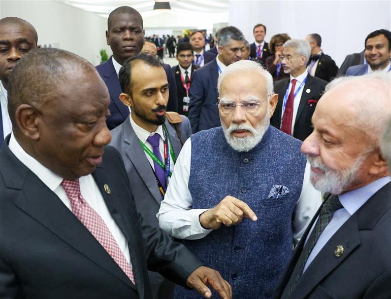 प्रधानमंत्री श्री नरेन्द्र मोदी 23 नवंबर, 2025 को दक्षिण अफ्रीका के जोहान्सबर्ग में 20वें जी-20 लीडर्स समिट के अवसर पर भारत-ब्राजील-दक्षिण अफ्रीका के नेताओं की बैठक में भाग लेते हुए।:Prime Minister