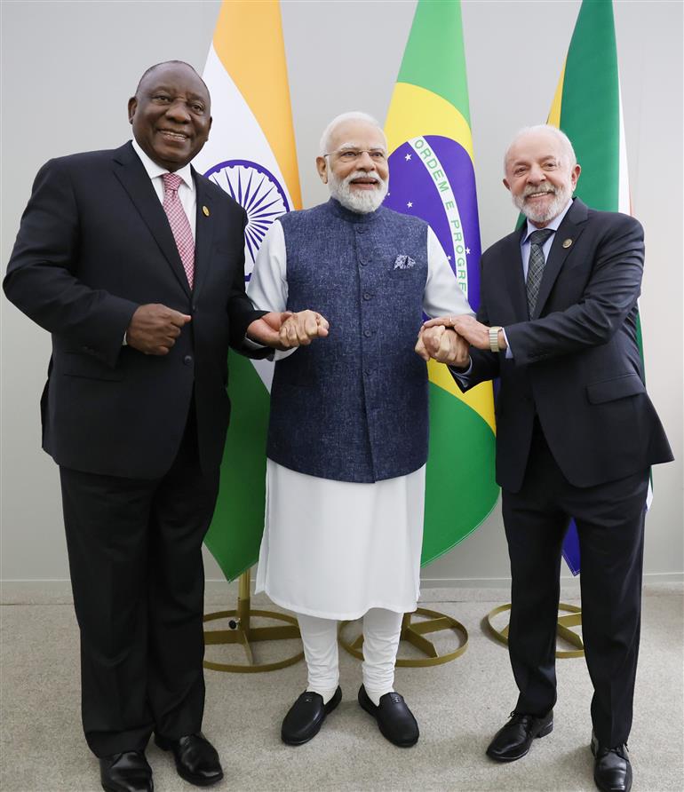 प्रधानमंत्री श्री नरेन्द्र मोदी 23 नवंबर, 2025 को दक्षिण अफ्रीका के जोहान्सबर्ग में 20वें जी-20 लीडर्स समिट के अवसर पर भारत-ब्राजील-दक्षिण अफ्रीका के नेताओं की बैठक में भाग लेते हुए।:Prime Minister