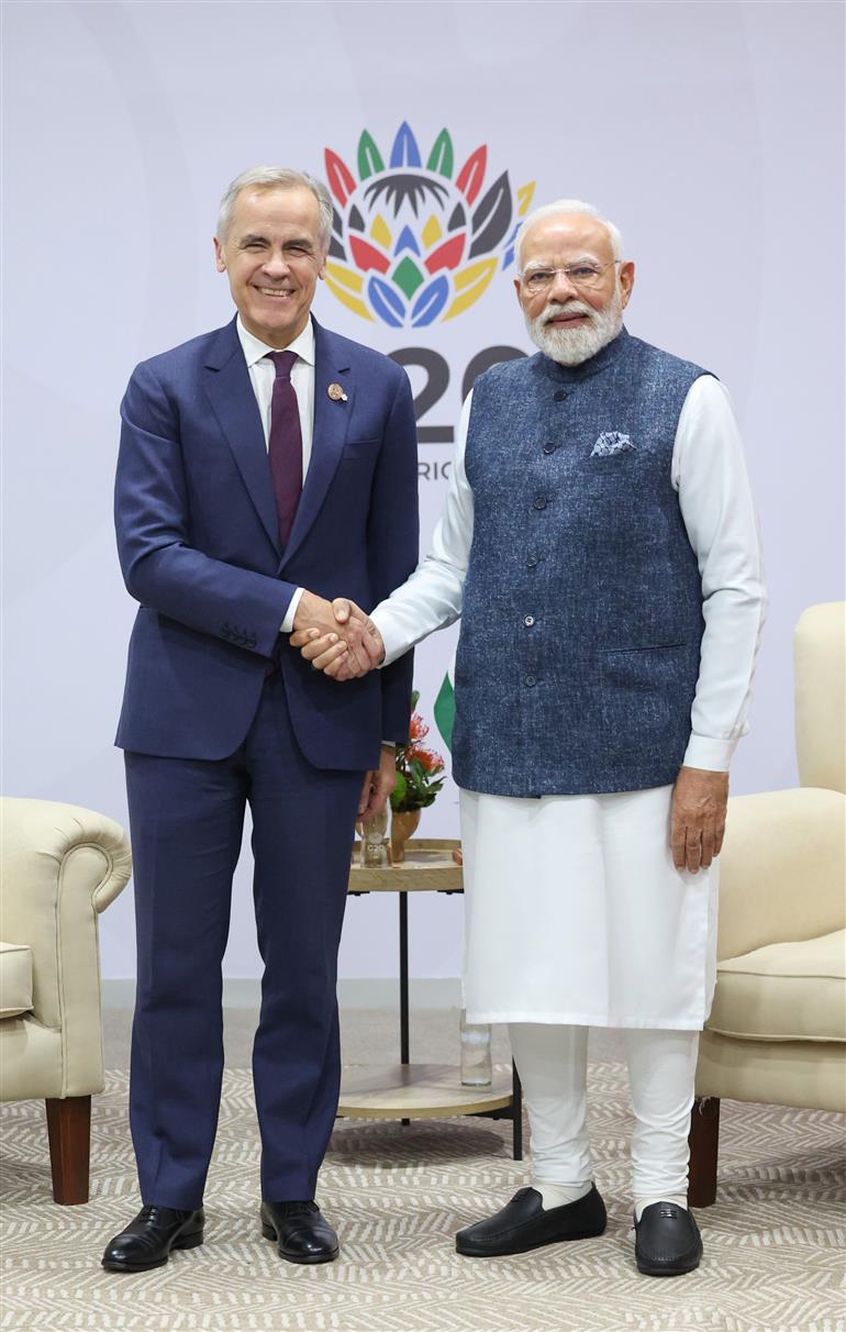 प्रधानमंत्री श्री नरेन्द्र मोदी 23 नवंबर, 2025 को दक्षिण अफ्रीका के जोहान्सबर्ग में 20वें जी-20 लीडर्स समिट के अवसर पर कनाडा के प्रधानमंत्री श्री मार्क कार्नी के साथ द्विपक्षीय बैठक करते हुए।