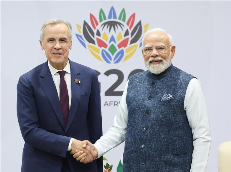 प्रधानमंत्री श्री नरेन्द्र मोदी 23 नवंबर, 2025 को दक्षिण अफ्रीका के जोहान्सबर्ग में 20वें जी-20 लीडर्स समिट के अवसर पर कनाडा के प्रधानमंत्री श्री मार्क कार्नी के साथ द्विपक्षीय बैठक करते हुए।