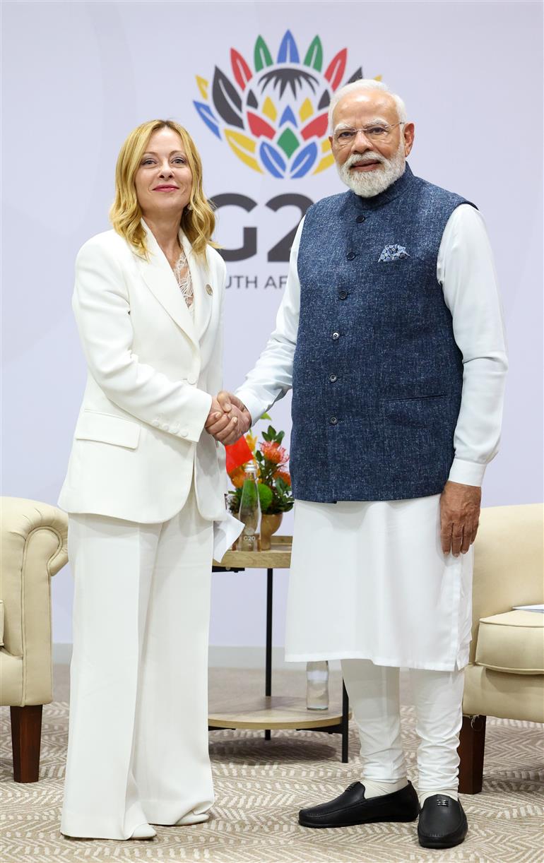 प्रधानमंत्री श्री नरेन्द्र मोदी 23 नवंबर, 2025 को दक्षिण अफ्रीका के जोहान्सबर्ग में 20वें जी-20 लीडर्स समिट के अवसर पर इटली की प्रधानमंत्री सुश्री जियोर्जिया मेलोनी के साथ द्विपक्षीय बैठक करते हुए।
