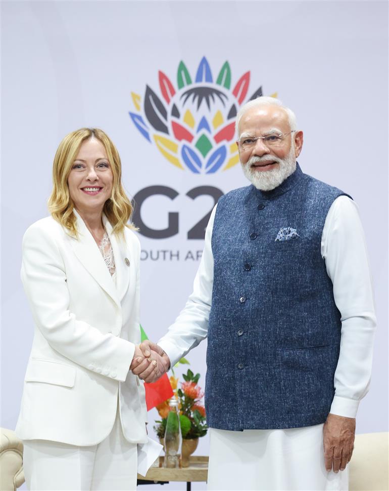 प्रधानमंत्री श्री नरेन्द्र मोदी 23 नवंबर, 2025 को दक्षिण अफ्रीका के जोहान्सबर्ग में 20वें जी-20 लीडर्स समिट के अवसर पर इटली की प्रधानमंत्री सुश्री जियोर्जिया मेलोनी के साथ द्विपक्षीय बैठक करते हुए।
