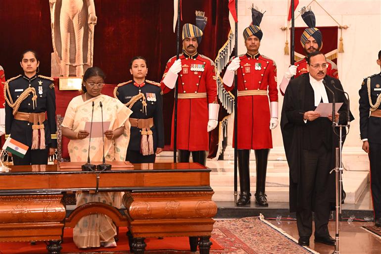 The President of India, Smt. Droupadi Murmu administers the oath of office to Shri Justice Surya Kant as the Chief Justice of India at Rashtrapati Bhavan, in New Delhi on November 24, 2025.
