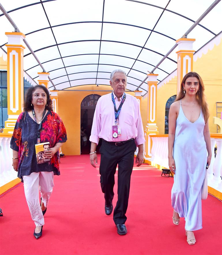 24 नवंबर, 2025 को गोवा में 56वें भारतीय अंतर्राष्ट्रीय फिल्म महोत्सव में रेड कार्पेट पर फिल्म “सी आई डी" की कास्ट की झलकियां।