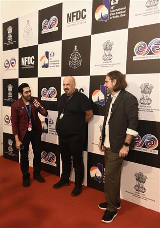 24 नवंबर, 2025 को गोवा में 56वें भारतीय अंतर्राष्ट्रीय फिल्म महोत्सव के दौरान फिल्म “लिटिल ट्रबल गर्ल्स" की कास्ट के रेड कार्पेट पर स्वागत की झलकियां।