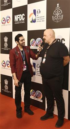 24 नवंबर, 2025 को गोवा में 56वें भारतीय अंतर्राष्ट्रीय फिल्म महोत्सव के दौरान फिल्म “लिटिल ट्रबल गर्ल्स" की कास्ट के रेड कार्पेट पर स्वागत की झलकियां।