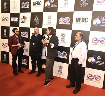 24 नवंबर, 2025 को गोवा में 56वें भारतीय अंतर्राष्ट्रीय फिल्म महोत्सव के दौरान फिल्म “लिटिल ट्रबल गर्ल्स" की कास्ट के रेड कार्पेट पर स्वागत की झलकियां।