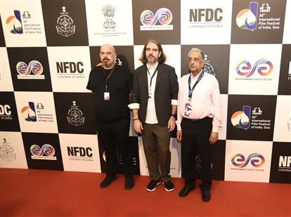 24 नवंबर, 2025 को गोवा में 56वें भारतीय अंतर्राष्ट्रीय फिल्म महोत्सव के दौरान फिल्म “लिटिल ट्रबल गर्ल्स" की कास्ट के रेड कार्पेट पर स्वागत की झलकियां।