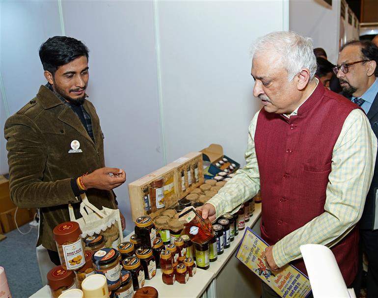 कृषि एवं किसान कल्याण विभाग के सचिव डॉ. देवेश चतुर्वेदी 24 नवंबर, 2025 को नई दिल्ली में एफपीओ-आतिथ्य और किसान लाभ शिखर सम्मेलन के दौरान एक प्रदर्शनी का अवलोकन करते हुए।